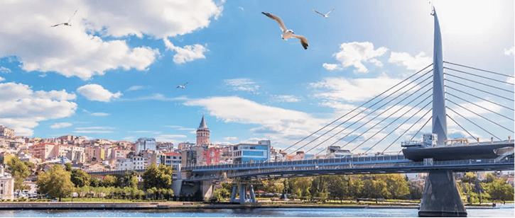 Tram kuning di tepi kota