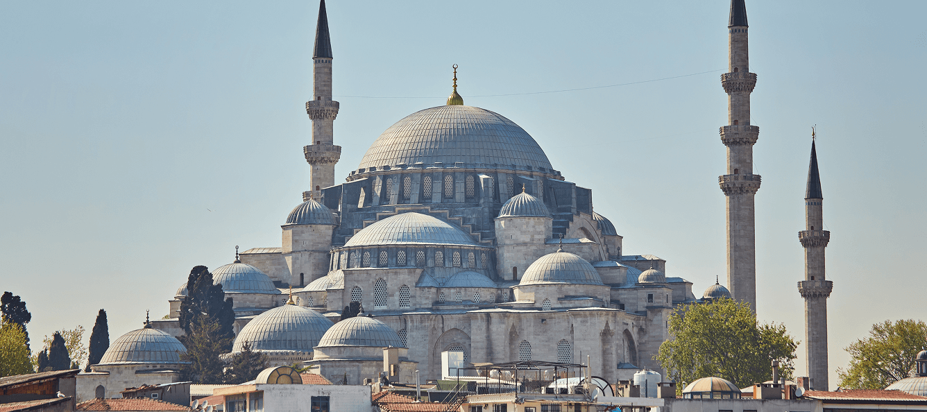 Masjid bergaya Ottoman dengan kubah besar dan dua menara.